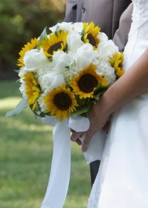 Brautstrauss-mit-weissen-Rosen-und-Sonnenblumen